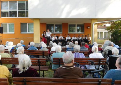 Zahradní slavnost s DH ZLAŤULKA - Mezinárodní den seniorů