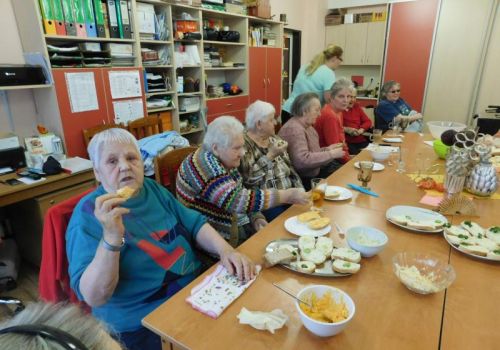 Ochutnávka pomazánek, které pomohli nachystat klienti našeho domova